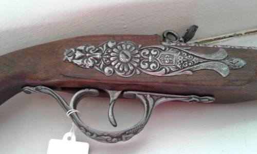 REPLICA WOOD AND METAL PISTOL MADE IN SPAIN AS NEW SEE ALL PICTURES